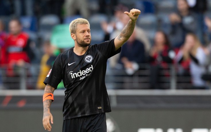 Рус остава в Айнтрахт за още една година