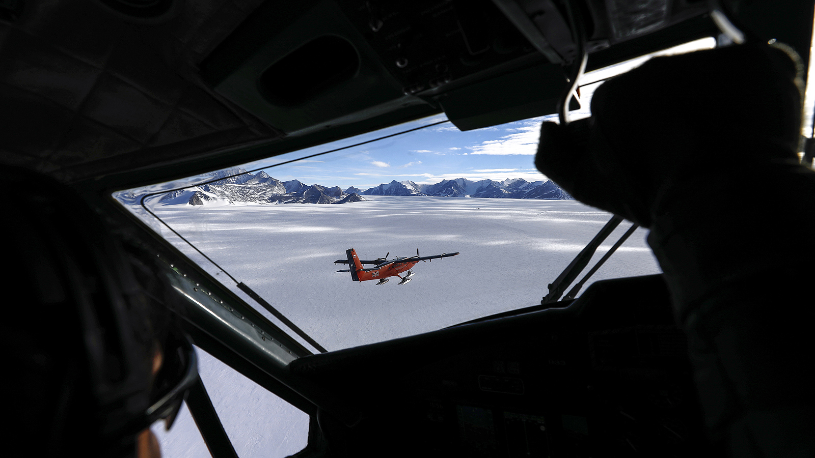 Полярната станция Union Glacier Camp, е лятна база, разположена върху гигантския ледник в Планината Елсуърт, на около 62 километра от Южния полюс.