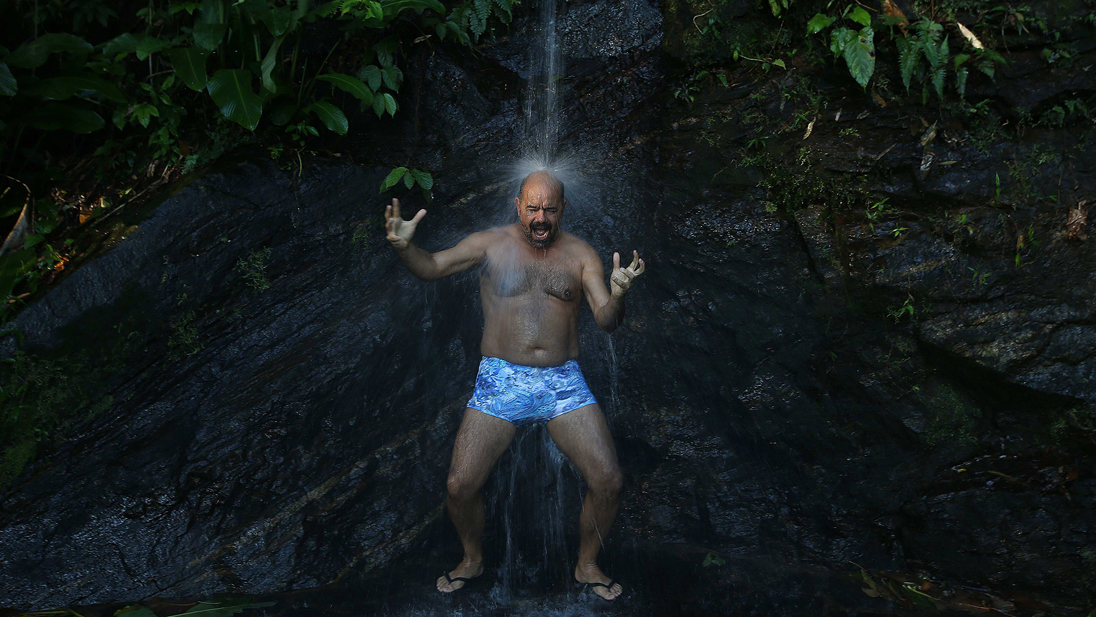 Хора се освежават на водопада La Floresta de Tijuca близо до Рио де Жанейро, Бразилия.