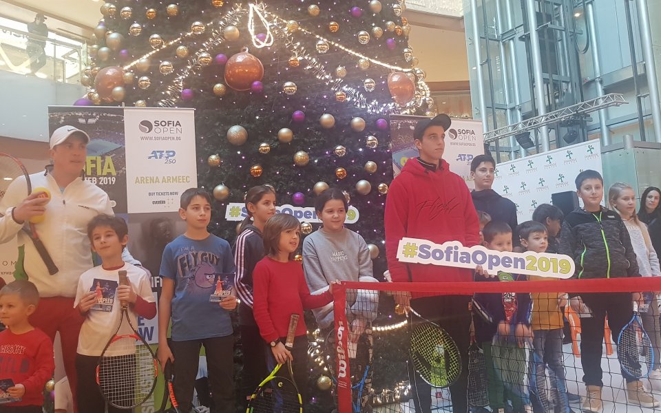 Адриан Андреев зарадва десетки деца под коледната елха, покани ги на Sofia Open