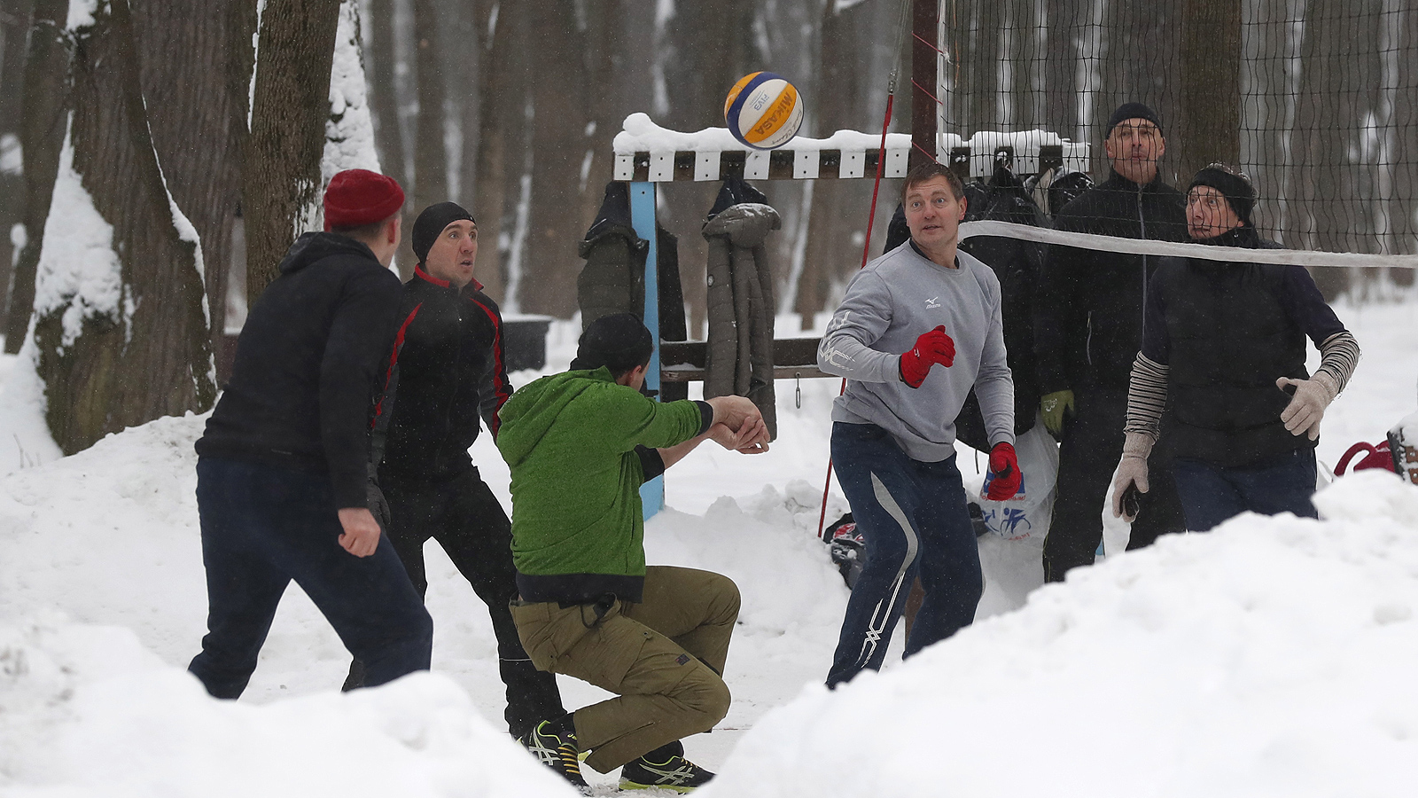 Московчани се забавляват в зимен ден в Парк Царицино, в южната част на Москва, Русия