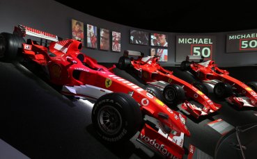 Легендарното Ферари F2002 на Михаел Шумахер ще бъде измежду болидите
