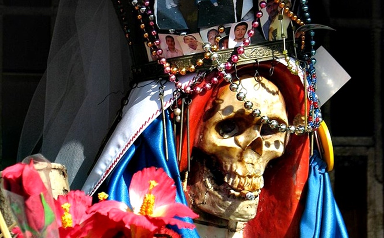 „Жената Скелет“ си спечелва репутация на Светица на наркотрафикантите, заради наркобароните, които всеки ден се срещат и занимават със смъртта. Хората, които принадлежат на най-тъмния престъпен свят в Мексико са и едни от най-отдадените вярващи в светицата.<br />
 