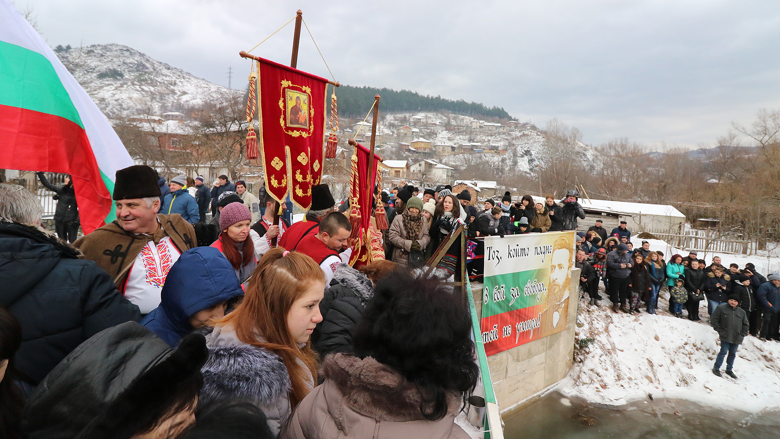 Богоявление и мъжко хоро в ледените води в село Зверино