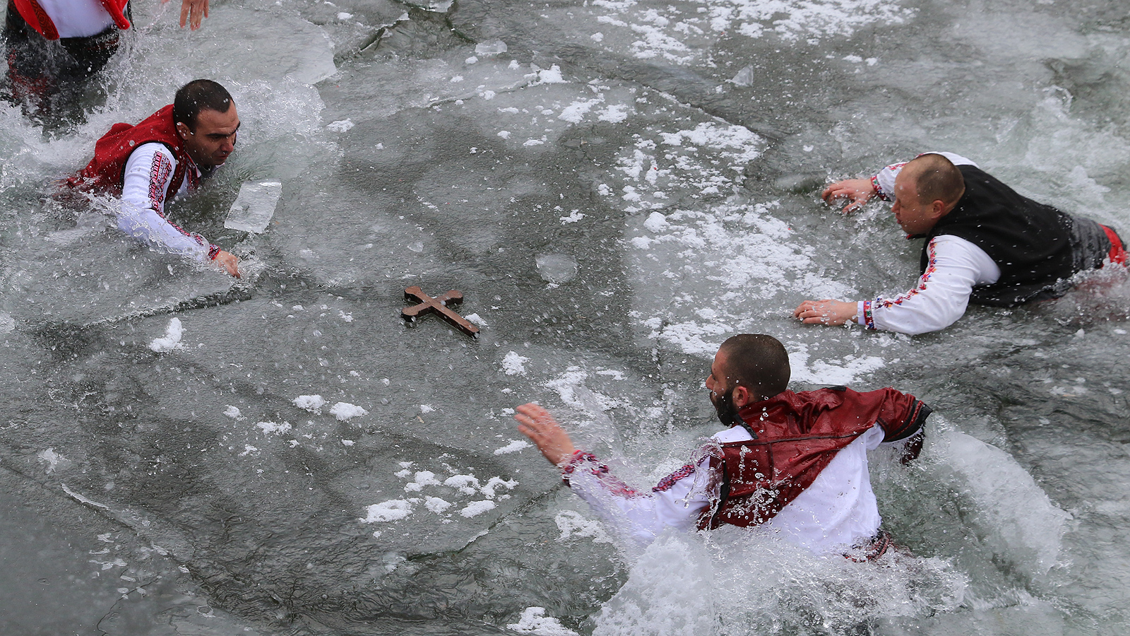 Богоявление и мъжко хоро в ледените води в село Зверино