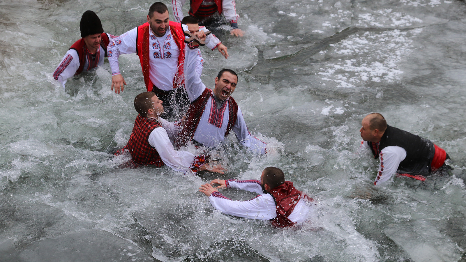 Богоявление и мъжко хоро в ледените води в село Зверино