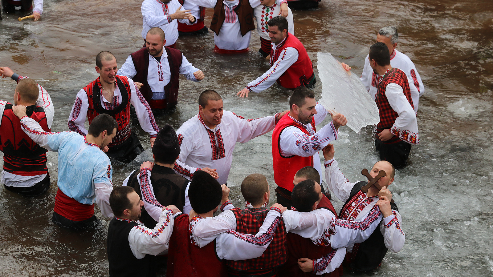 Богоявление и мъжко хоро в ледените води в село Зверино