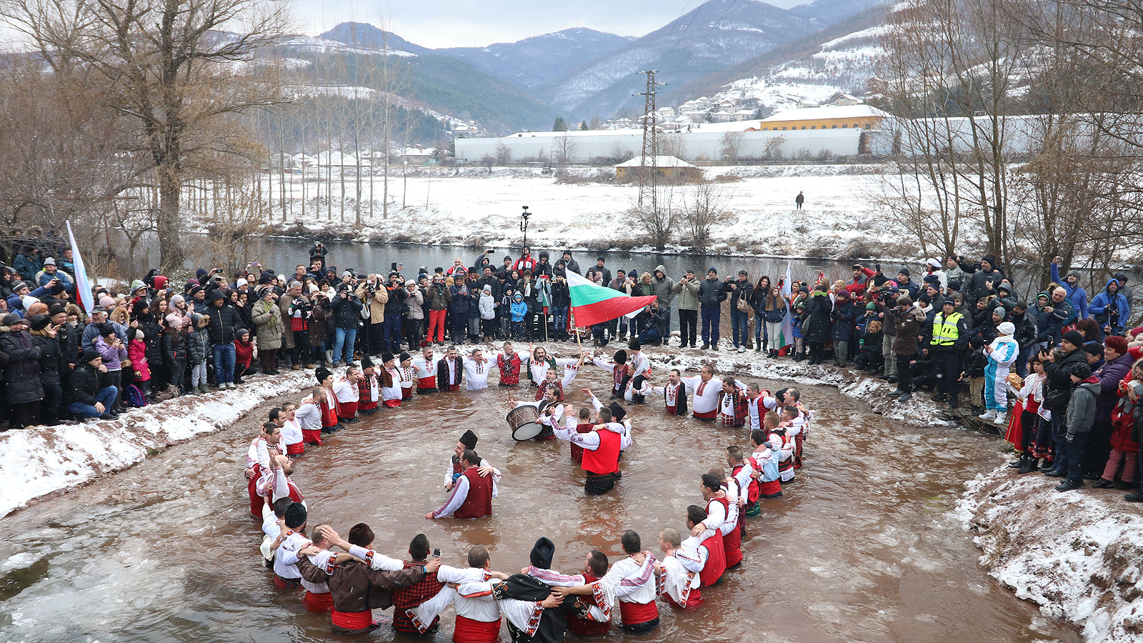 Богоявление и мъжко хоро в ледените води в село Зверино