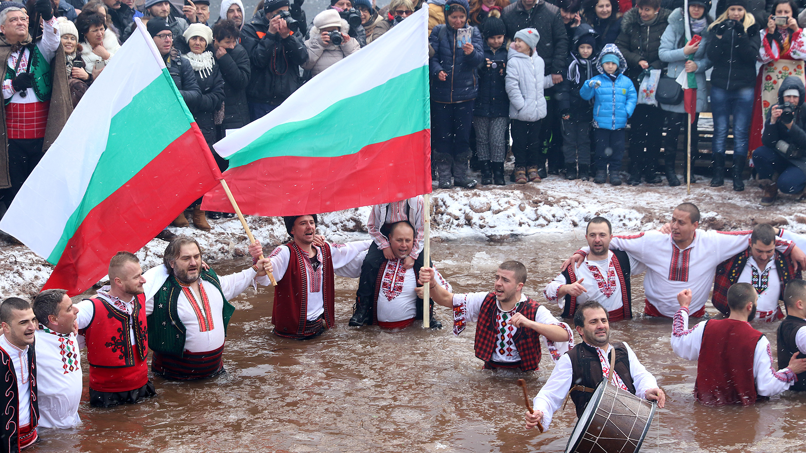 Богоявление и мъжко хоро в ледените води в село Зверино