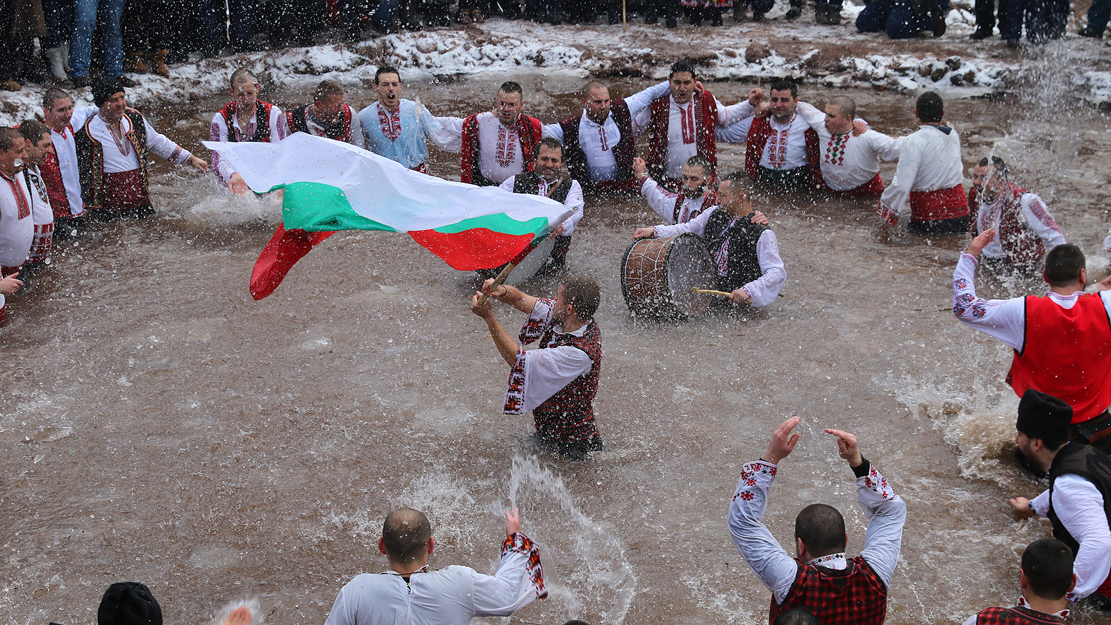 Богоявление и мъжко хоро в ледените води в село Зверино