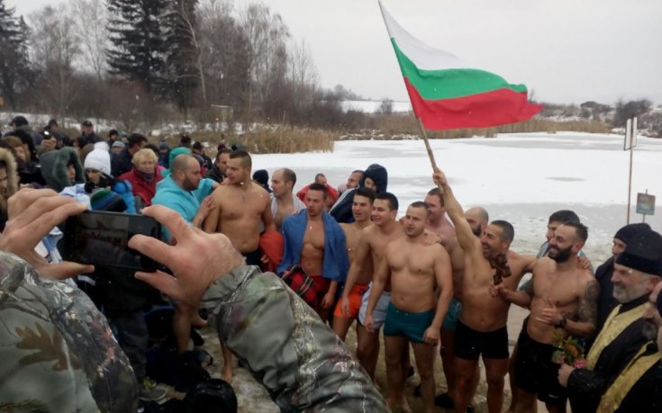 Футболист на елитен тим извади кръста в Ихтиман (видео)
