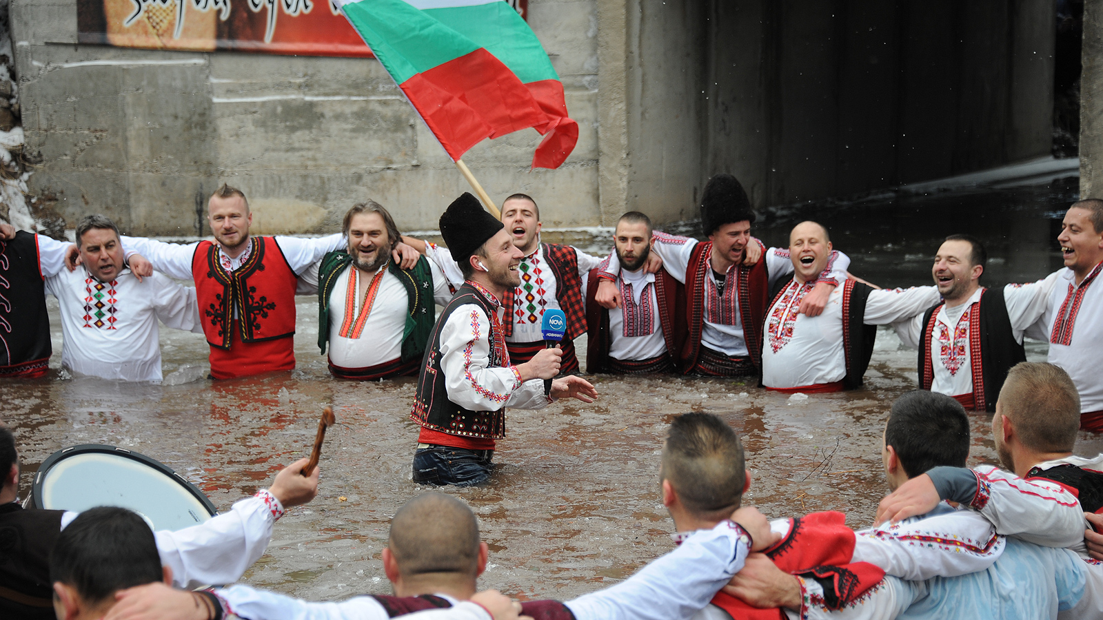 Богоявление и мъжко хоро в ледените води в село Зверино