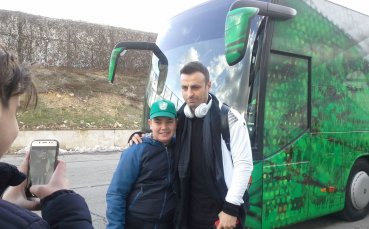 Димитър Бербатов се забавлява в автобуса на път за Турция