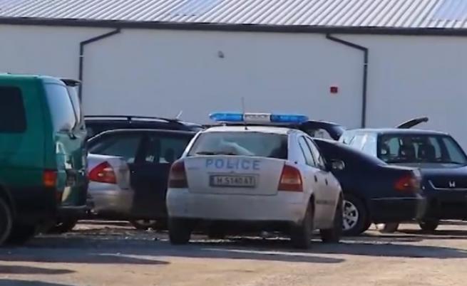 Тинейджъри потрошиха 16 коли в автокъща
