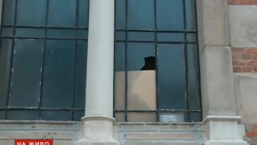 Мъж изпочупи прозорци на Синагогата с камъни