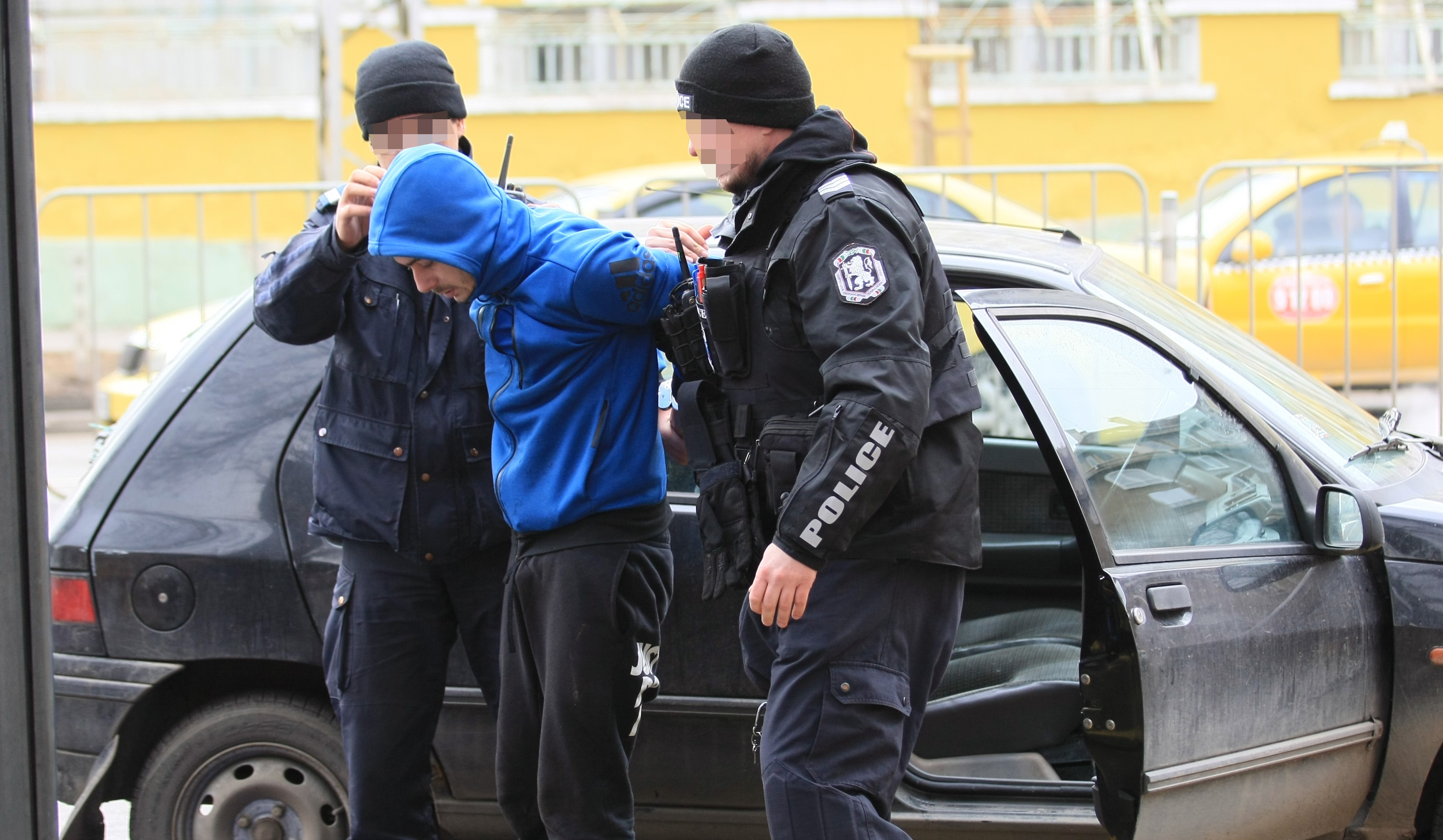 Трима мъже бяха задържани за кражби на коли.