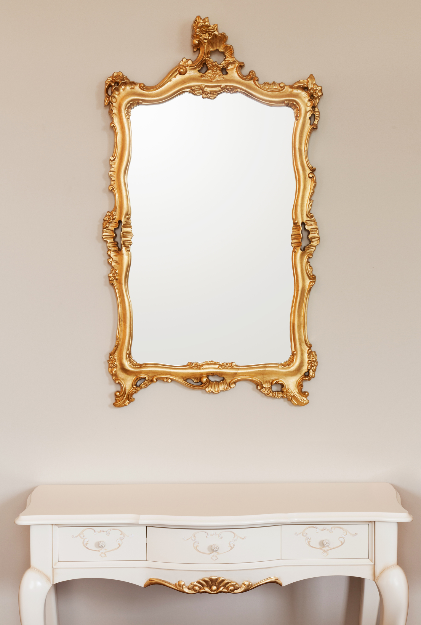 Голямо и пищно огледало, което има по-голяма рамка. Французите обичат детайлите, затова ако имате такова огледало в стаята, намалете останалите декоративни вещи, за да не изглежда претрупано и кичозно.