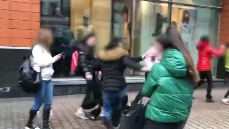 <p>Момичета биха друго пред столичен мол</p>