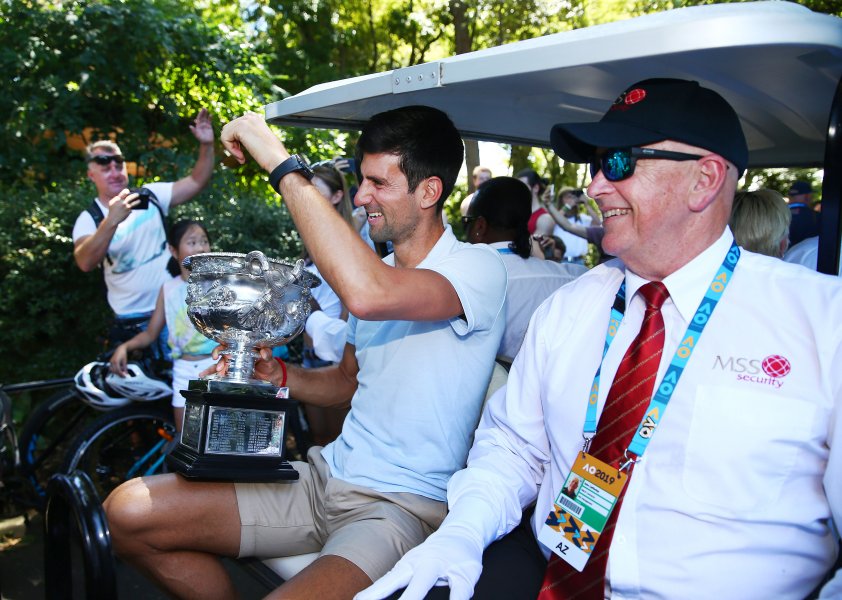 Новак Джокович позира с трофея от Откритото първенство на Австралия1