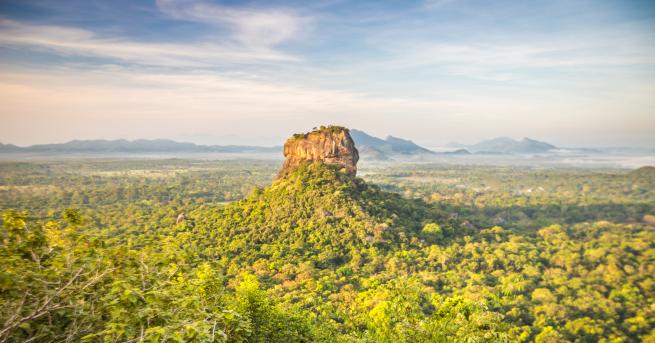 В джунглата на Шри Ланка се намира древна мистериозна скална