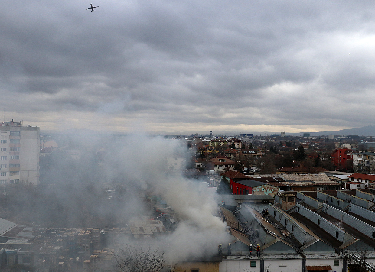 Пожар в складово помещение в близост до кръстовището на бул. "Ботевградско шосе" и ул. "Витиня". На място са изпратени 5 екипа. Работещите са били евакуирани. Няма данни за пострадали.