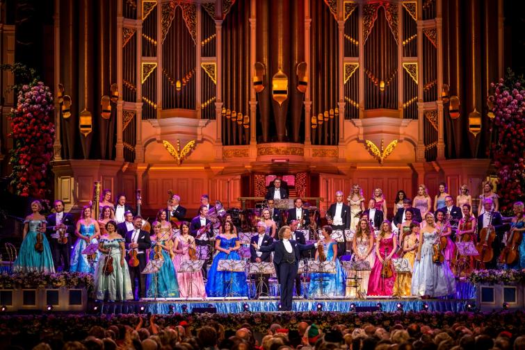  Един от най-продаваните музиканти в света, Андре е продал над 40 млн. CD и DVD копия, с над 500 платинени награди, повече от 3 700 000 почитателите във Фейсбук. 