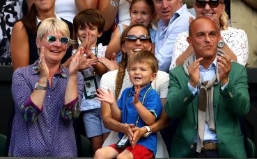 Ноле се забавлява с децата си у дома