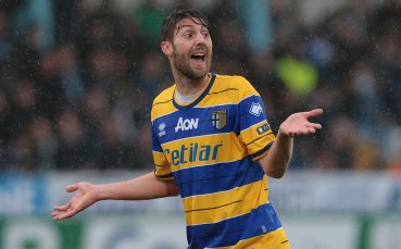 Играч на Лече колабира след тежък удар, прекратиха мача