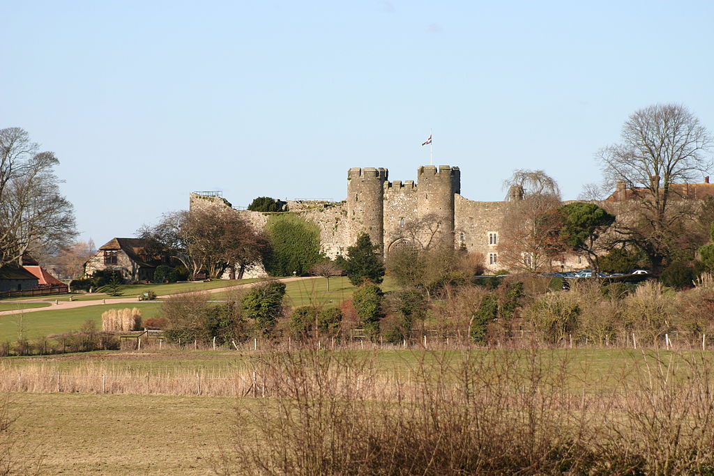 Замъкът Амбърли, Западен Съсекс, Англия<br />
Замъкът Амбърли в графството Западен Съсекс в Англия е на близо 1000 г. Издигнат е през 1103 г. и през годините претърпява редица реконструкции, като най-голямата промяна е направена през 60-те години на XVII в. след Английската гражданска война.<br />
Големи портрети, рицарски доспехи и дълги старинни стълбища. Днес той е пригоден за посетители, които могат да си подарят едно приятно преживяване в средновековна атмосфера.<br />
 