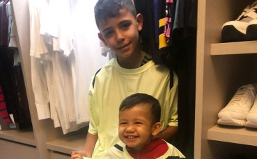 Синовете на Роналдо щастливи в неговите дрехи