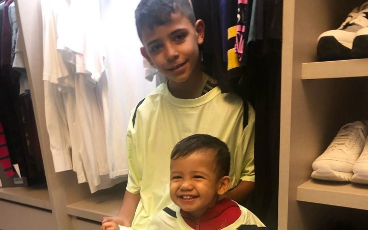 Синовете на Роналдо щастливи в неговите дрехи