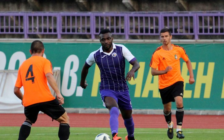 Етър се разделя с нападател