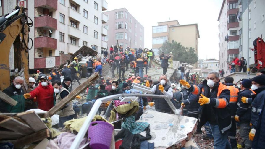 Жилищна сграда рухна в Истанбул, жертви и ранени
