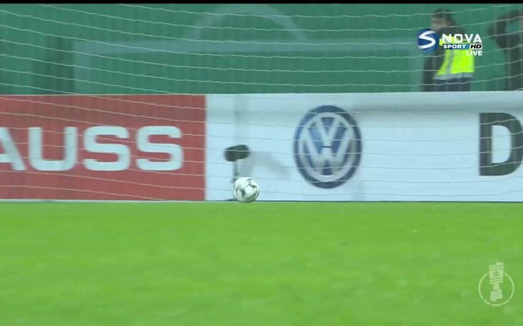 Аугсбург се измъкна по терлици за Купата на Германия