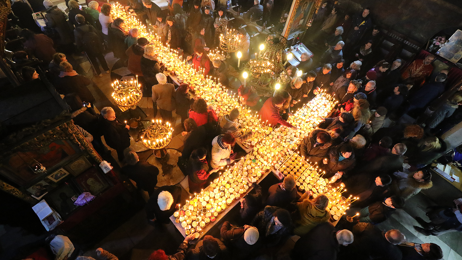 Стотици буркани с мед, подредени във формата на кръст, бяха осветени днес в черквата "Въведение Богородично" в Благоевград
