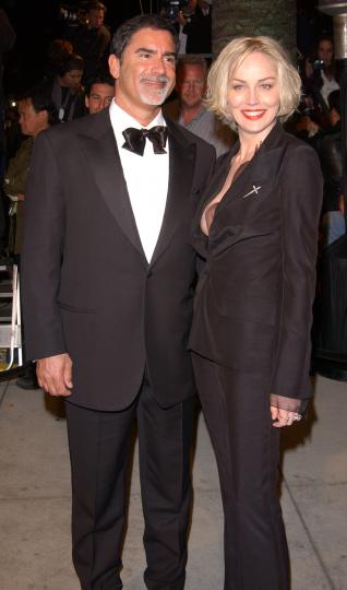 <p><strong>Шарън Стоун и Фил Бронщайн</strong></p>

<p>Актрисата и журналистът не чакат дълго, за да узаконят връзката си. Те се срещат от 9 месеца, когато пропускат годежа и се отправят директно към олтара през 1998 г. Двамата имат един осиновен син, Рон, и се развеждат през 2003 г.</p>