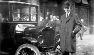 Хенри Форд позира до Model T от 1921 г.