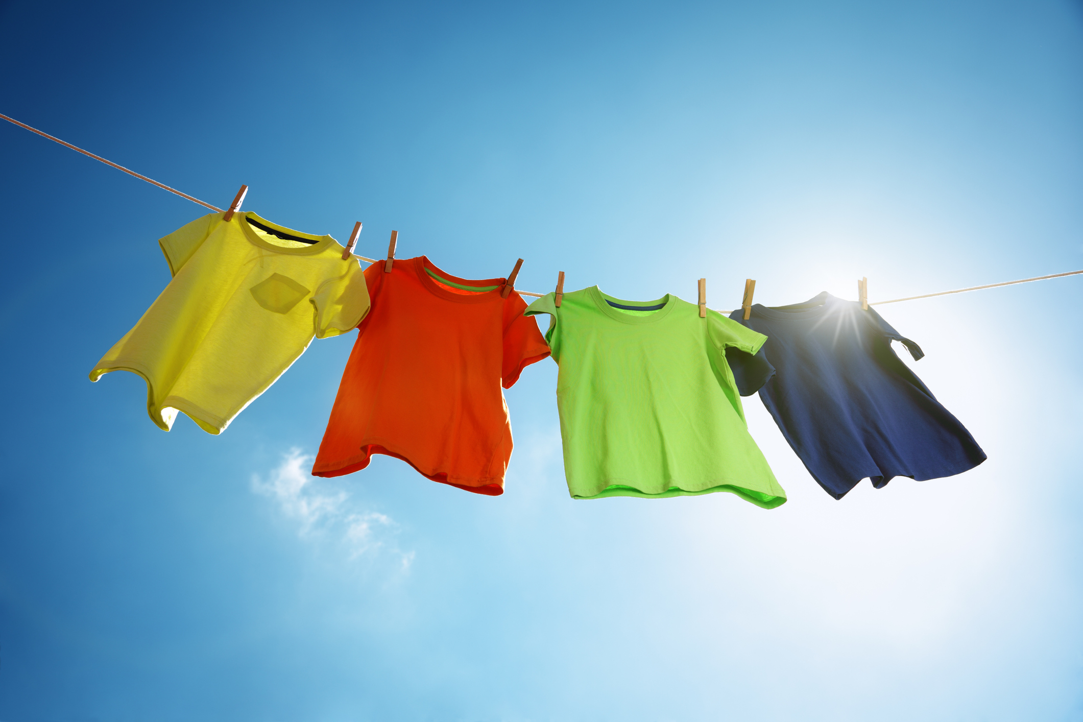 Сушене<br />
Винаги е по-добре както за дрехите, така и за дома и здравето ви, да сушите дрехи на свеж въздух. Ако нямате тази възможност и използвате сушилня, то нагласяйте правилно топлинните цикли.