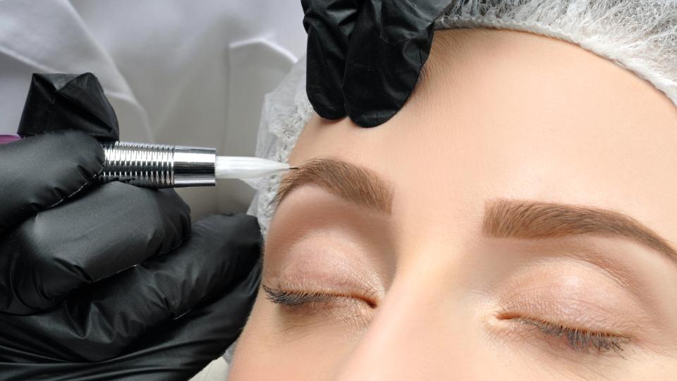 Събуждаш се, поглеждаш се в огледалото и… веждите ти вече