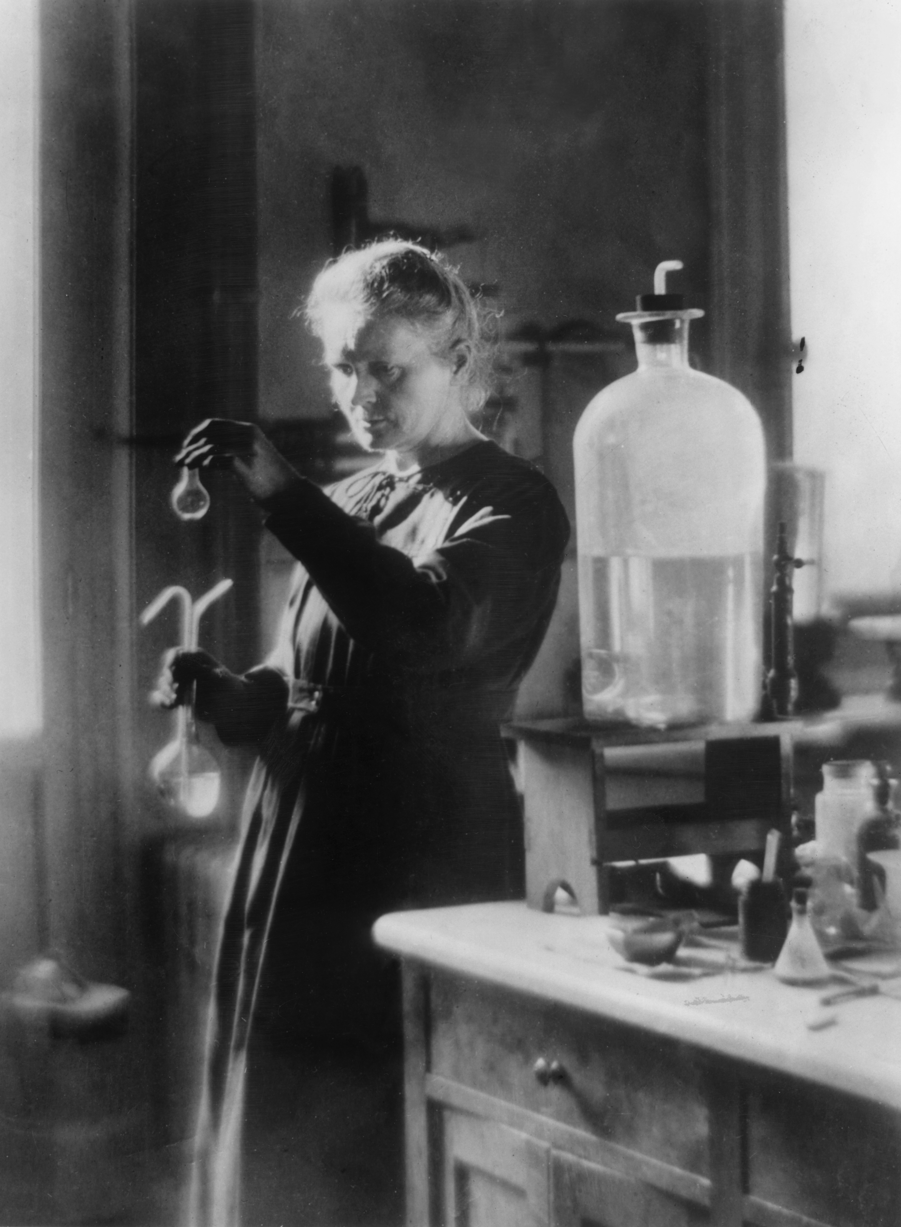 <p>Мария Кюри&nbsp;е&nbsp;е&nbsp;полско-френска&nbsp;физичка&nbsp;и&nbsp;химичка, пионер в областта на&nbsp;радиологията&nbsp;и първи носител на две&nbsp;Нобелови награди, както и единствената жена носителка на Нобелова награда в две различни области на науката&nbsp;&ndash; физика и химия. Тя е и първата жена преподавателка в&nbsp;Сорбоната.</p>