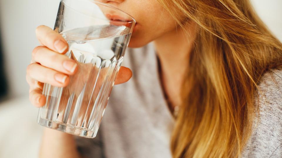 Свръххидратацията: Възможно ли е да прекалим с пиенето на вода -  Здравословно - Edna.bg