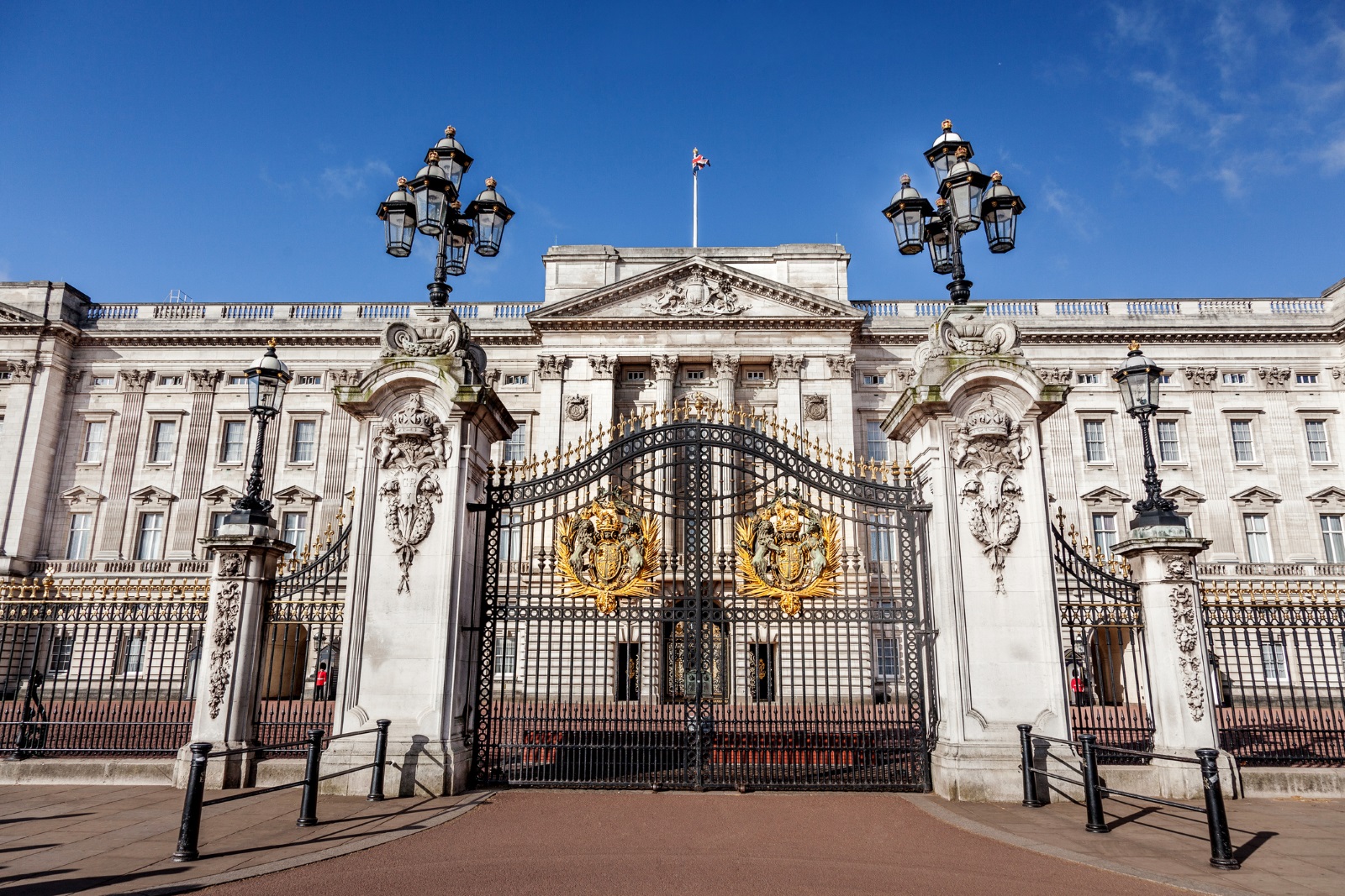 Бъкингамският дворец, Лондон, Великобритания<br />
Дворецът е официалната резиденция на британската монархия от 1837 година насам. Във внушителната сграда има 775 стаи, като от тях 52 са спални за членовете на кралското семейство, 188 спални за персонала, 92 кабинета и 78 бани.