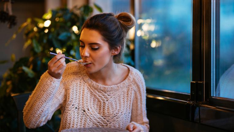  Твоята другарка, самоизолирането (5 изобретателни хрумвания за самотни момичета) 