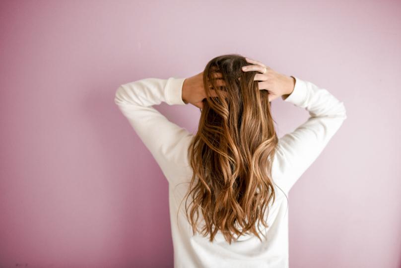<p><strong>Тънка, мазна коса</strong> - Дерматолозите препоръчват да миете косата си всеки ден или през ден, защото заради липсата на гъстота&nbsp;себумът&nbsp;се разнася по-бързо по дължината на косъма и изисква по-честа грижа. Добър избор на шампоан е този против пърхот, дори да нямате видими проблеми със скалпа.</p>