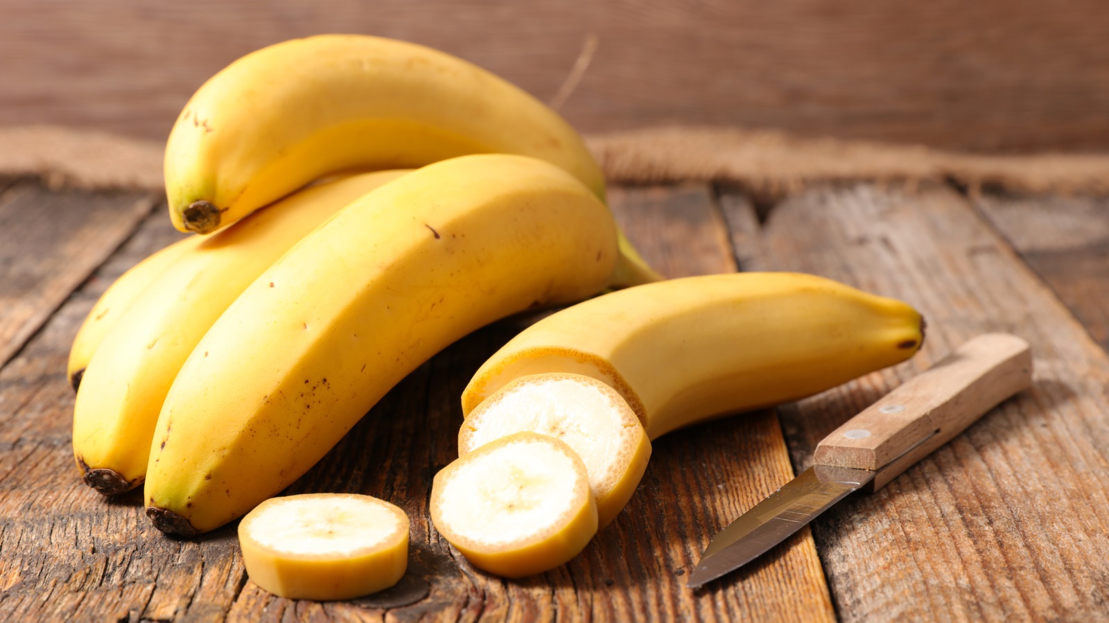 Бананите например са и естествен антидепресант – витамините от група В в тях успокояват нервната система, а калият, който съдържат, подпомага работата на мозъка, сърцето, мускулите и костите.