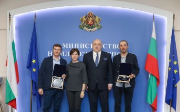 Министър Кралев награди Владимир Илиев и Красимир Анев