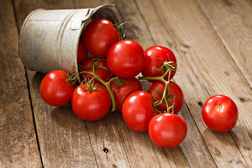 <p><strong>Домати</strong></p>

<p>Свикнали сме да ядем сурови домати. Те съдържат витамин С, но експертите казват, че когато са термично преработени, имат много по-високи нива на ликопен, а това е по-мощен антиоксидант от витамин С.</p>

<p>Готвенето на доматите може да омекоти фибрите, които съдържат, така че да бъдат по-лесни за смилане.</p>
