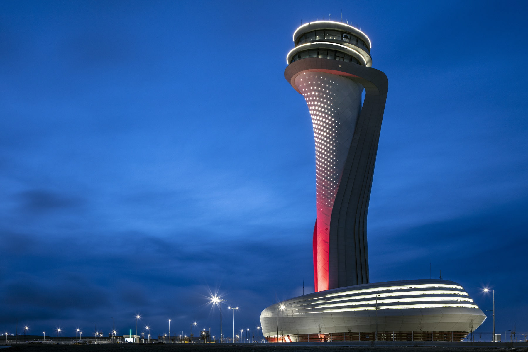 Новата аерогара "Истанбул" е разположена на около 30 километра северно от бреговете на Черно море и е много по-близо до българската граница.