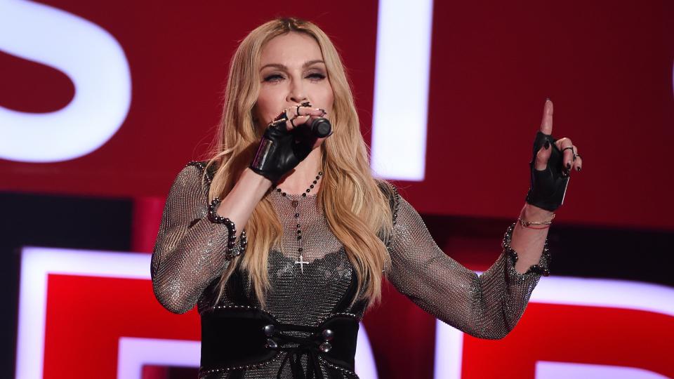 Кралицата на попа Мадона ще пее на финала на конкурса "Евровизия 2019" на 18 май в Тел Авив, Израел, съобщават световните агенции.

Концертните промоутъри от "Лайв нейшън Израел" и американски представители на певицата потвърждават съобщенията в израелски медии, според които Мадона ще изпълни две песни - един от големите си хитове и парче от предстоящия си нов албум.

Според публикациите за изявата си на песенния конкурс Кралицата на попа, чийто антураж наброява 160 души, ще получи хонорар от 1 милион долара. Сумата е осигурена от бизнесмена Силван Адамс.