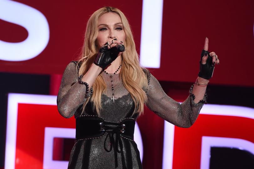 <p>Кралицата на попа Мадона ще пее на финала на конкурса &quot;Евровизия 2019&quot;&nbsp;на 18 май в Тел Авив, Израел, съобщават световните агенции. Концертните промоутъри от &quot;Лайв нейшън Израел&quot; и&nbsp;американски представители на певицата&nbsp;потвърждават съобщенията в израелски медии, според които Мадона&nbsp;ще изпълни две песни&nbsp;- един от големите си хитове и парче от предстоящия си нов албум. Според публикациите за изявата си на песенния конкурс&nbsp;Кралицата на попа, чийто антураж наброява 160 души,&nbsp;ще получи хонорар от 1 милион долара. Сумата е осигурена от бизнесмена&nbsp;Силван Адамс.</p>
